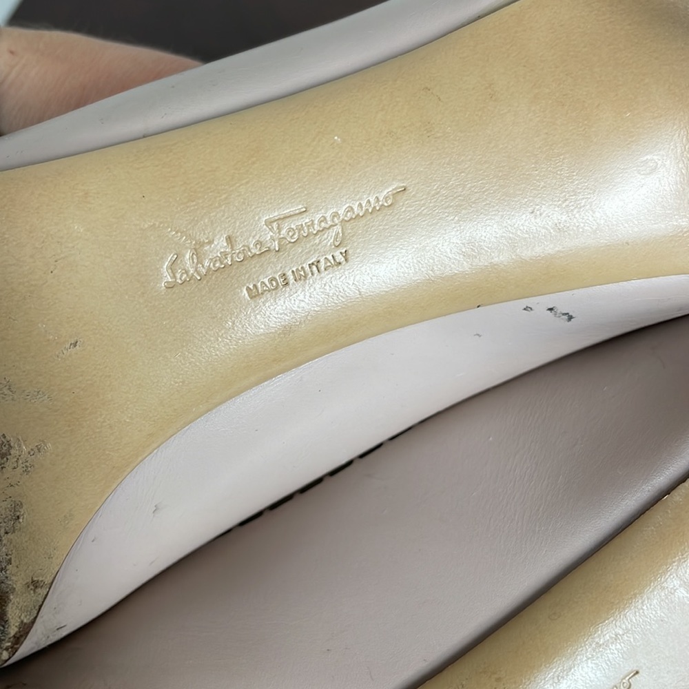 Salvatore Ferragamo Beige Leather Pola Bisque Peep Toe Pumps Bow Size 7.5 - Picture 10 of 16